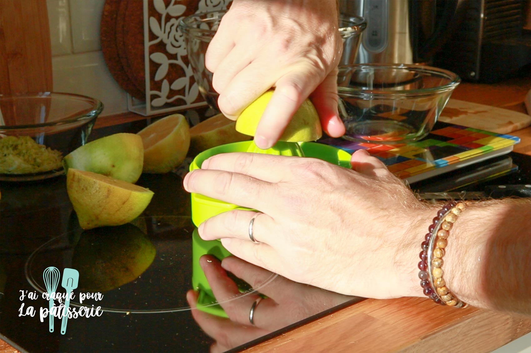 Presser les citrons bio et récupérer le zeste