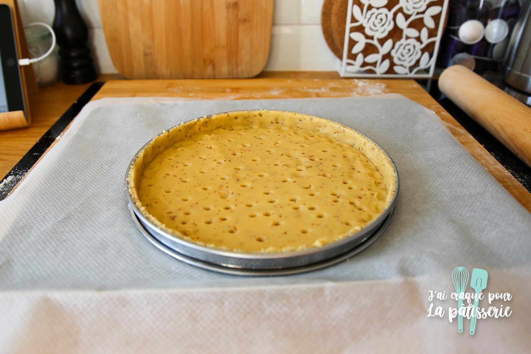 Fonçage de la pâte sucrée au amandes et piquée avant cuisson