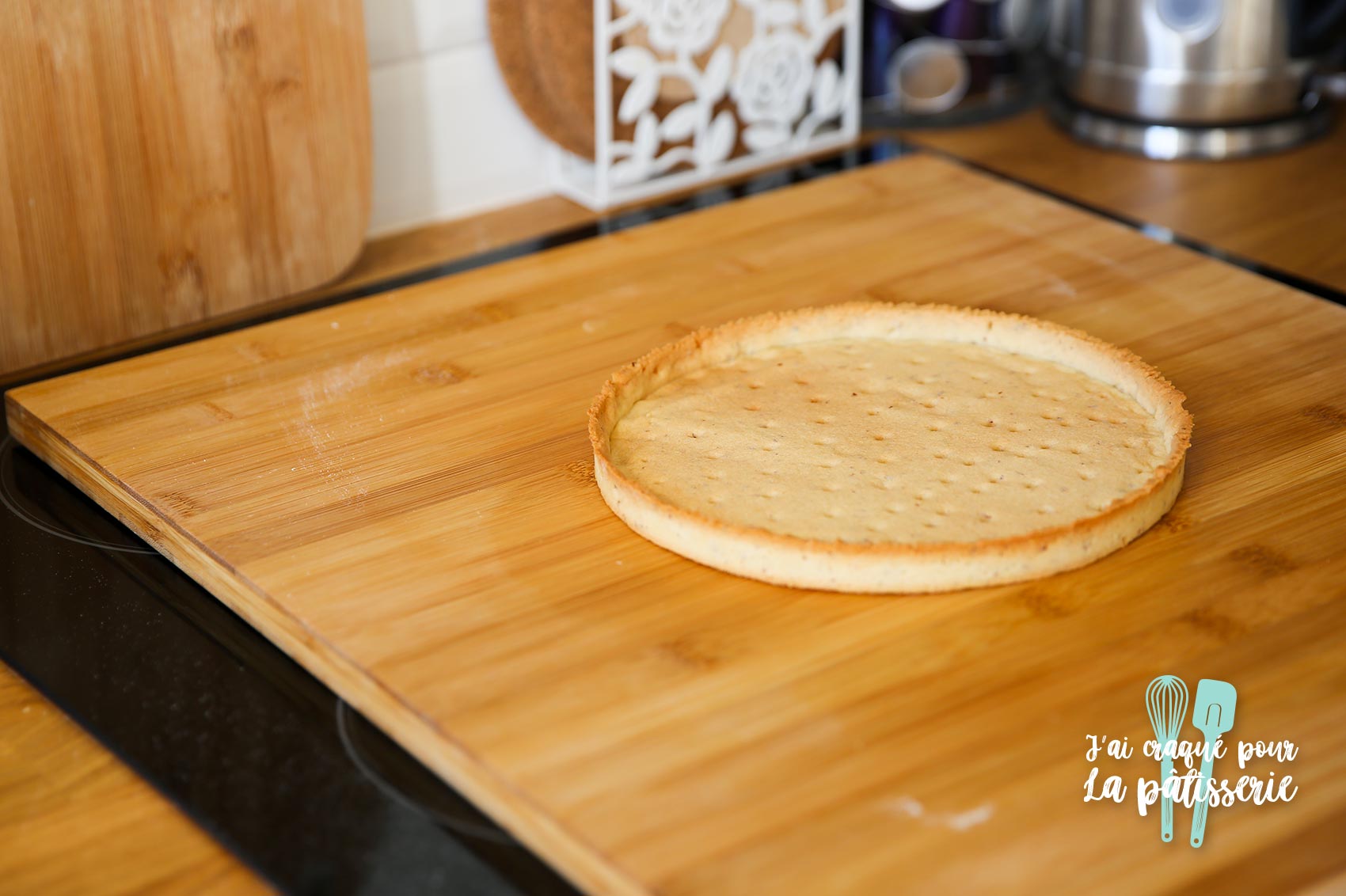 La pâte sucrée au amandes à la sortie du four